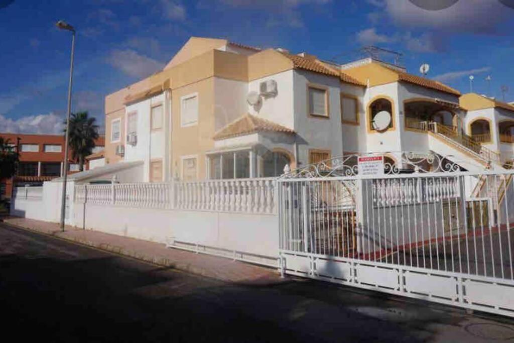 Ferienwohnung Acogedor Apartamento Con Piscina Cerca A La Playa Torrevieja Exterior foto