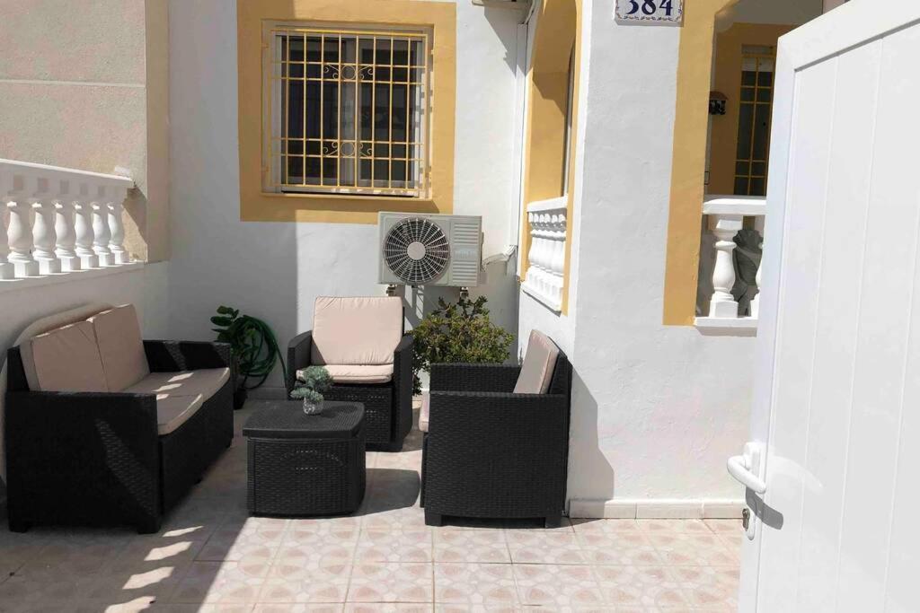 Ferienwohnung Acogedor Apartamento Con Piscina Cerca A La Playa Torrevieja Exterior foto